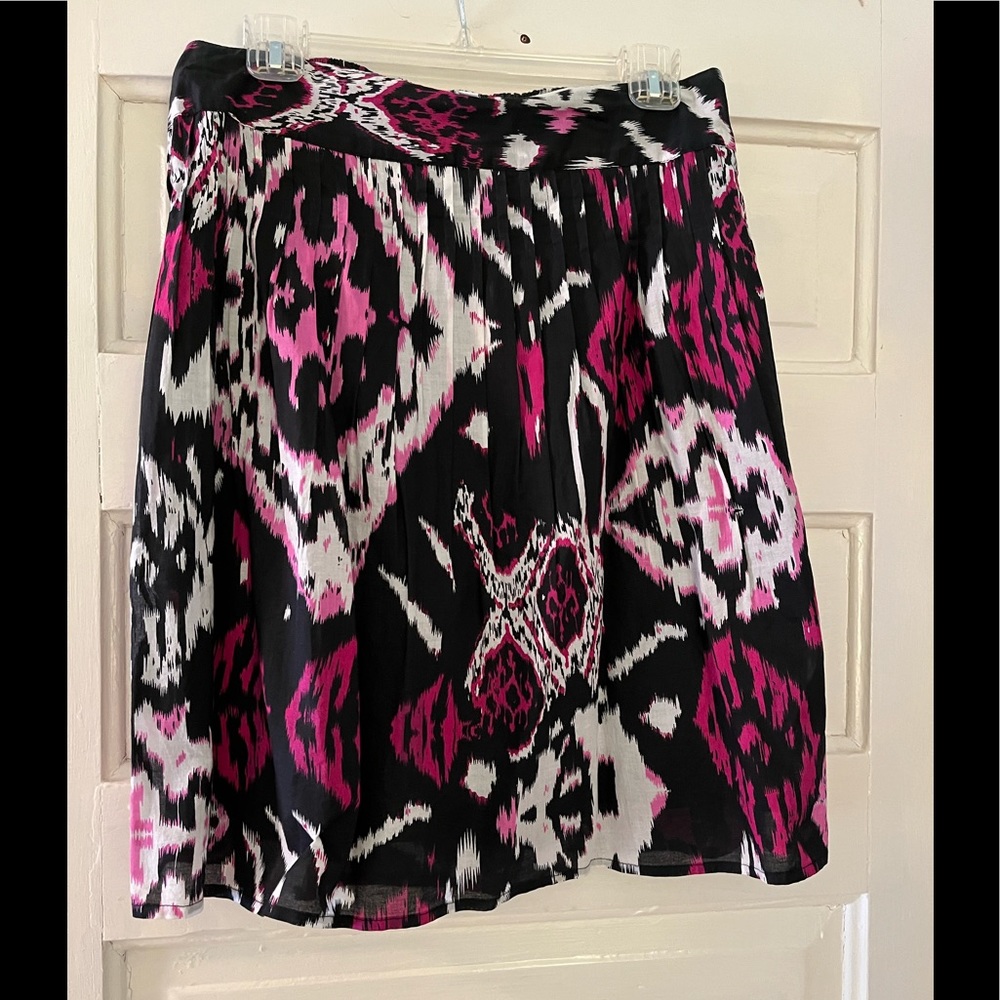 Madison size medium. Cute Above the knee skirt with pockets.